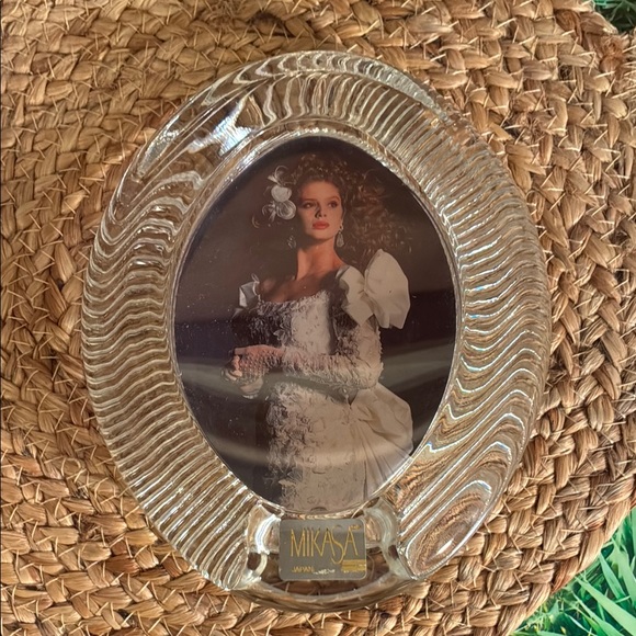 Mikasa Crystal Oval Picture Frame with Ribbed Accents - Picture 5 of 13